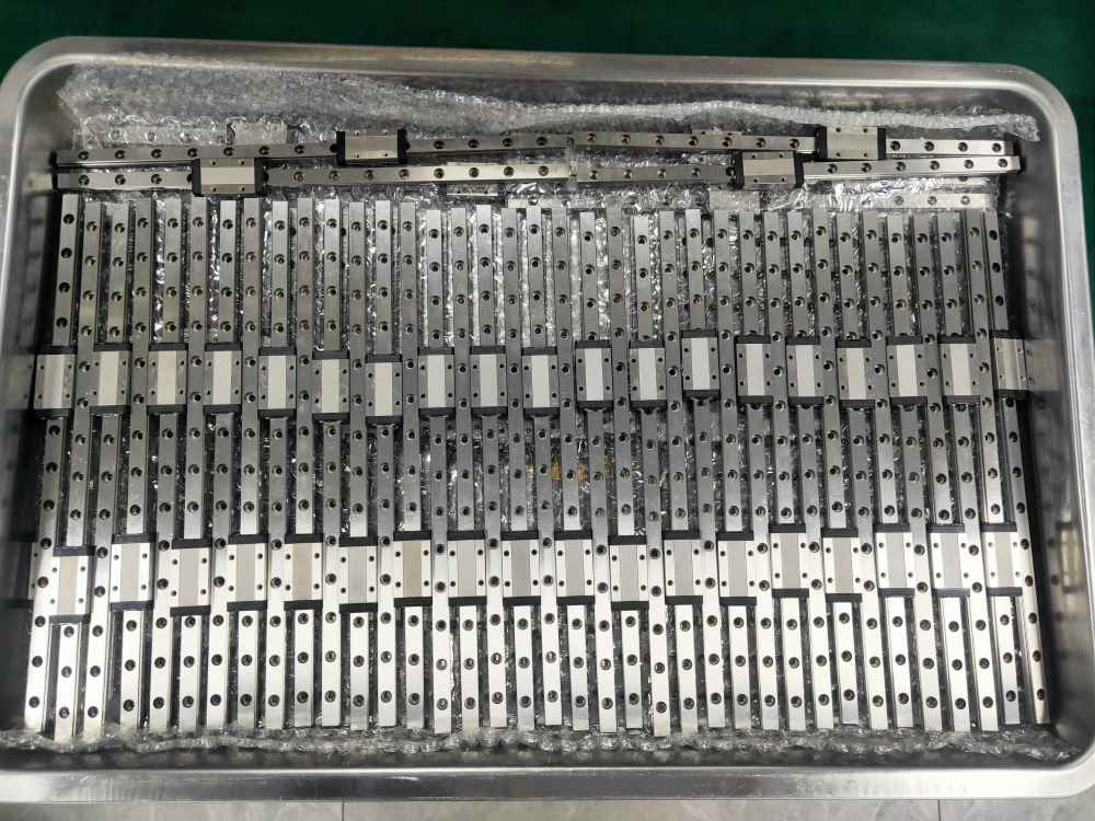 擺放在達(dá)沃鑫直線導(dǎo)軌成品區(qū)托盤中的導(dǎo)軌