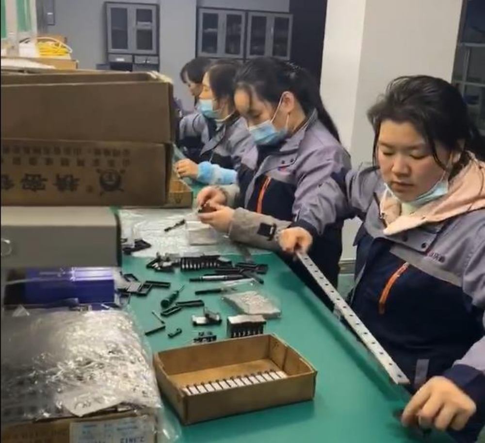 達沃鑫工作人員正在進行直線導軌組裝圖片