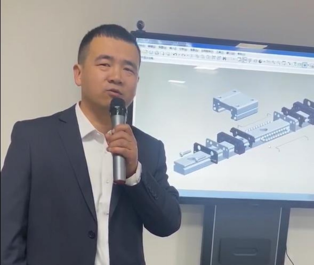 達(dá)沃鑫研發(fā)部負(fù)責(zé)人正在進(jìn)行產(chǎn)品講解