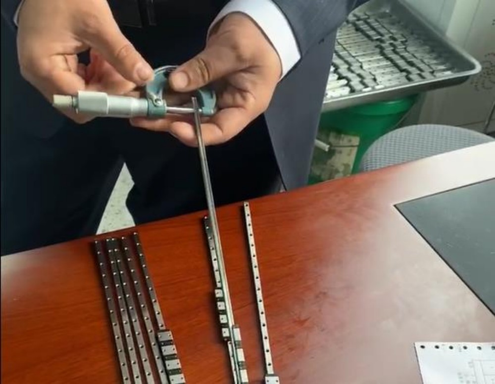 研發(fā)設(shè)計(jì)人員正在對(duì)3mm微型導(dǎo)軌質(zhì)量進(jìn)行復(fù)梳核檢驗(yàn)