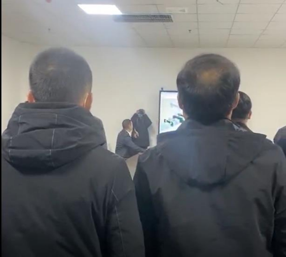 達(dá)沃鑫研發(fā)部工作人員向商洛領(lǐng)導(dǎo)匯報技術(shù)成果