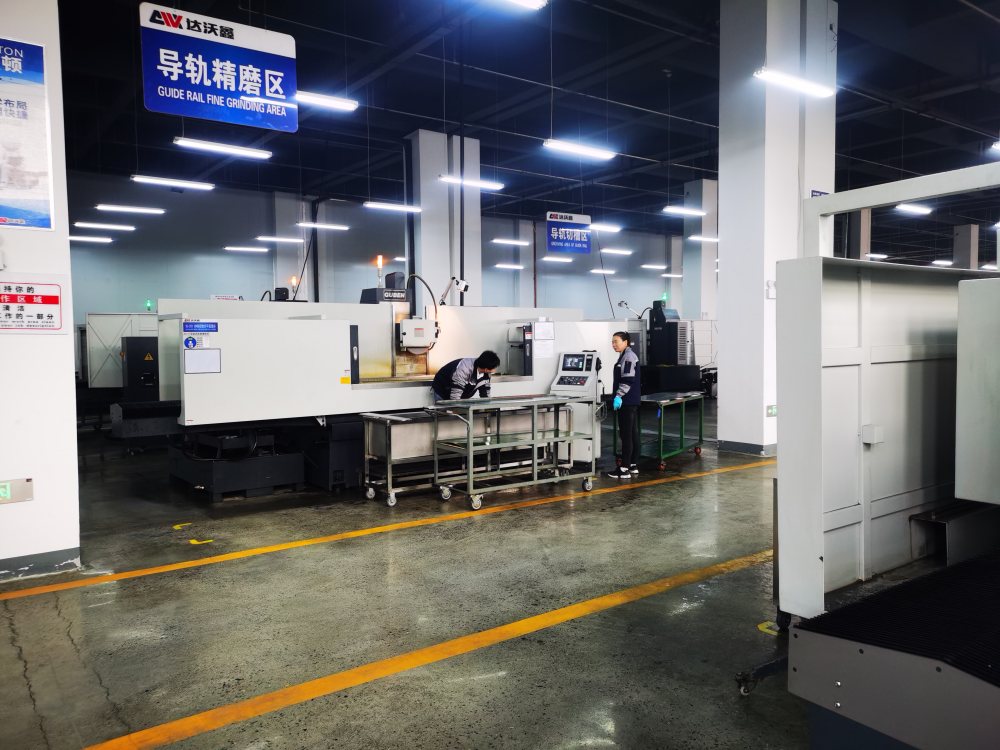達沃鑫直線導(dǎo)軌精磨區(qū).jpg